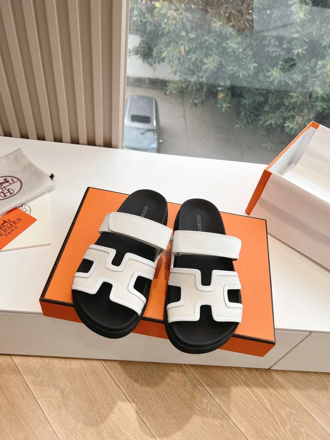 👟👟Ex-factory price 440👟👟 (Top version) H family 2024 spring and summer new style HERMES Hermes' recently popular couple's shoes, pig nose angle sandals and slippers, paired with various colorful socks, very trendy. Upper lining: imported original leather. Outsole: non-slip and wear-resistant outsole. Size: female 35-42 (40/42 non-returnable and non-exchangeable) Men’s size: 39-45 (45 is non-refundable and non-exchangeable)